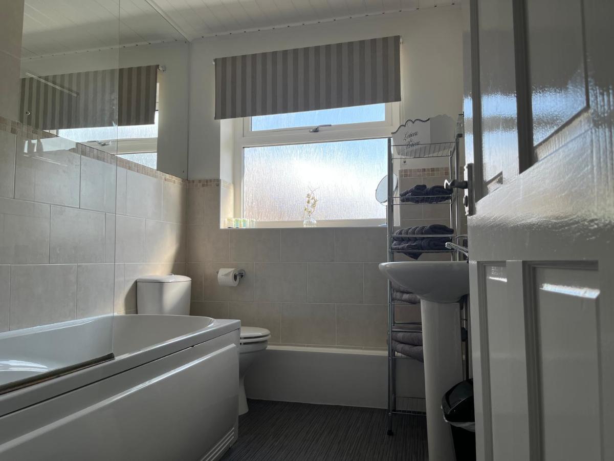 The Brook House - Spacious 3 Bed Home From Home In Burton Dış mekan fotoğraf