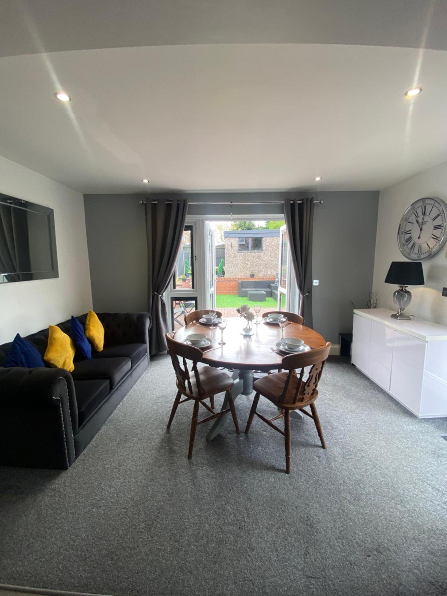 The Brook House - Spacious 3 Bed Home From Home In Burton Dış mekan fotoğraf
