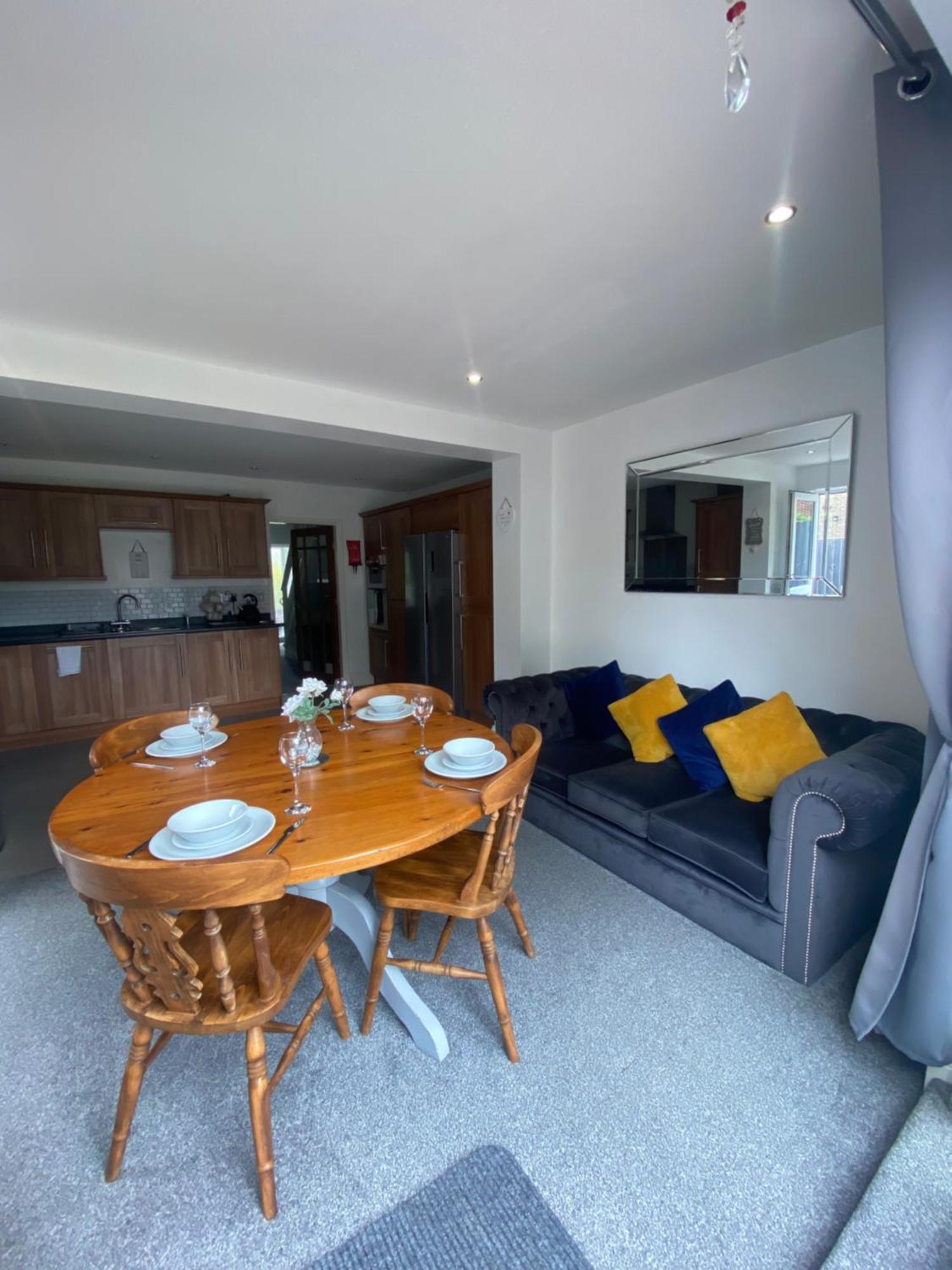 The Brook House - Spacious 3 Bed Home From Home In Burton Dış mekan fotoğraf