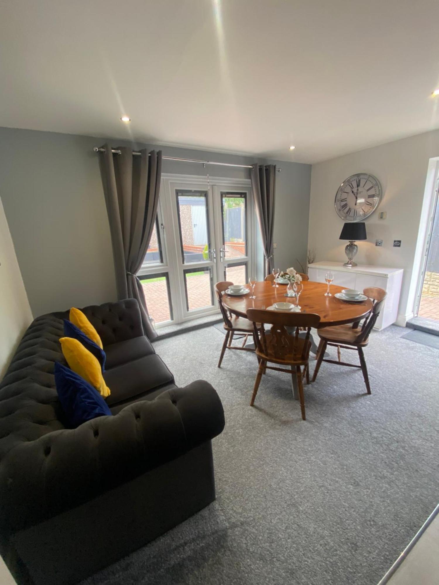 The Brook House - Spacious 3 Bed Home From Home In Burton Dış mekan fotoğraf